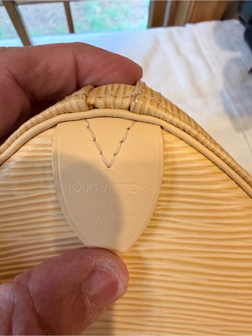 Louis Vuitton Epi Speedy 25 handbag in the color Vanilla - Picture 14 of 16